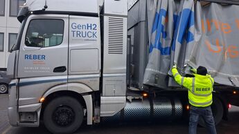 Der Logistikdienstleister Reber Logistik setzt in der Inbound-Logistik für Daimler Truck erstmals den Mercedes-Benz GenH2 Truck ein. Der Wasserstoff-Lkw ergänzt die emissionsfreie Werkbelieferung per Elektro-Lkw.