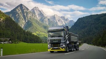 Der MAN hTGX fährt in einer alpinen Region auf der Straße.