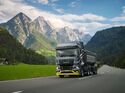 Der MAN hTGX fährt in einer alpinen Region auf der Straße.