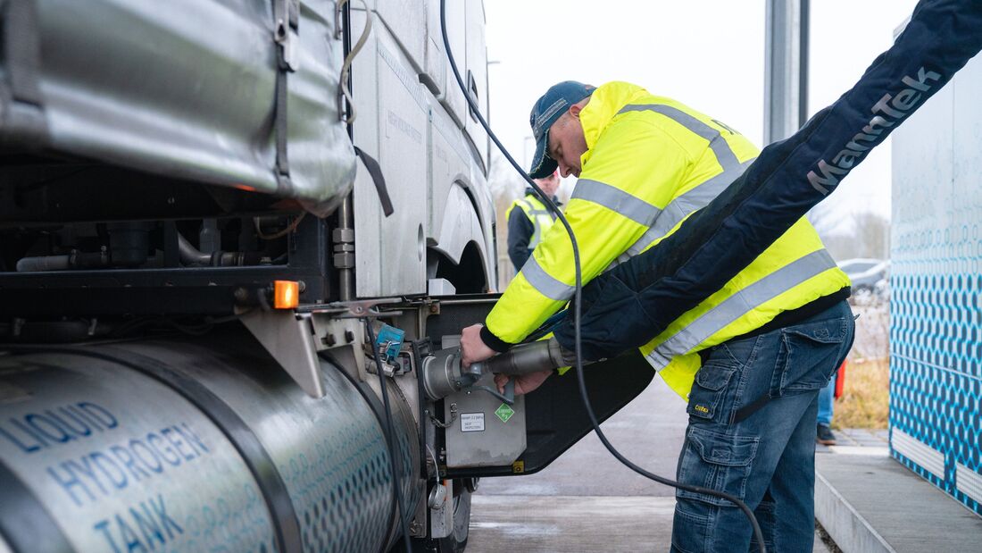 Der Mercedes-Benz GenH2 Truck und Reber im echten Alltagseinsatz. // The Mercedes-Benz GenH2 Truck and Reber in real-world daily operation.