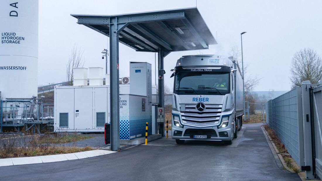 Der Mercedes-Benz GenH2 Truck und Reber im echten Alltagseinsatz. // The Mercedes-Benz GenH2 Truck and Reber in real-world daily operation.