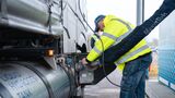 Der Mercedes-Benz GenH2 Truck und Reber im echten Alltagseinsatz. // The Mercedes-Benz GenH2 Truck and Reber in real-world daily operation.