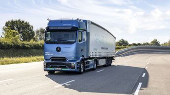 Der Mercedes-Benz eActros 600 unterwegs auf der Autobahn.

