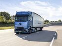 Der Mercedes-Benz eActros 600 unterwegs auf der Autobahn.

