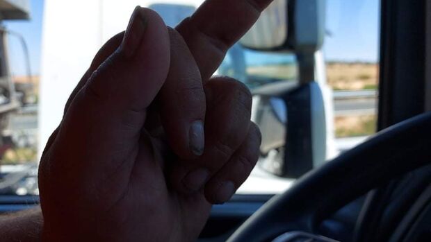 Der Mittelfinger als Gruß im Straßenverkehr