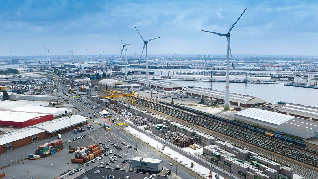 Der Portalkran am AZT-Terminal, ausgestattet für den intermodalen Containerumschlag, mit Windrädern im Hintergrund.