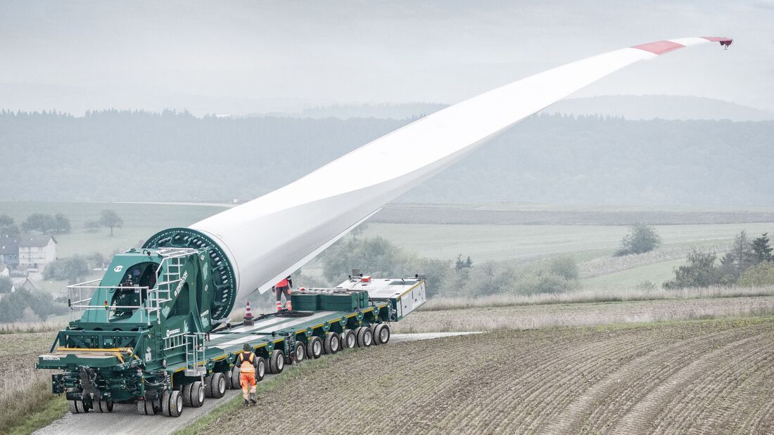 Der SCHEUERLE BladeLifter G4 im Einsatz für ENERCON: Der Transport der rund 68 Meter langen Rotorblätter führte über enge Wirtschaftswege und durch anspruchsvolles Gelände.