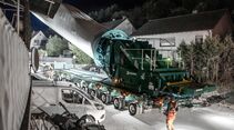 Der SCHEUERLE BladeLifter G4 im Einsatz für ENERCON: Der Transport der rund 68 Meter langen Rotorblätter führte über enge Wirtschaftswege und durch anspruchsvolles Gelände.