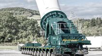 Der SCHEUERLE BladeLifter G4 im Einsatz für ENERCON: Der Transport der rund 68 Meter langen Rotorblätter führte über enge Wirtschaftswege und durch anspruchsvolles Gelände.