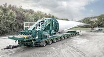 Der SCHEUERLE BladeLifter G4 im Einsatz für ENERCON: Der Transport der rund 68 Meter langen Rotorblätter führte über enge Wirtschaftswege und durch anspruchsvolles Gelände.