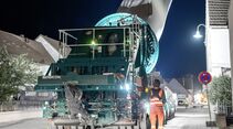 Der SCHEUERLE BladeLifter G4 im Einsatz für ENERCON: Der Transport der rund 68 Meter langen Rotorblätter führte über enge Wirtschaftswege und durch anspruchsvolles Gelände.