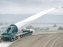 Der SCHEUERLE BladeLifter G4 im Einsatz für ENERCON: Der Transport der rund 68 Meter langen Rotorblätter führte über enge Wirtschaftswege und durch anspruchsvolles Gelände.