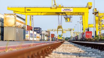 Der Schweizer KV-Operateur Hupac hat im Geschäftsjahr 2025 rund 975.000 Straßensendungen im Kombinierten Verkehr Straße/Schiene transportiert.