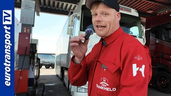Der Tankheld von Hoyer begrüßt Fahrer mit Witz und Bürste – hier beim Einsatz am Autohof, wo auch starke Trucks glänzen. Mit Eurotransport-Logo im Bild.