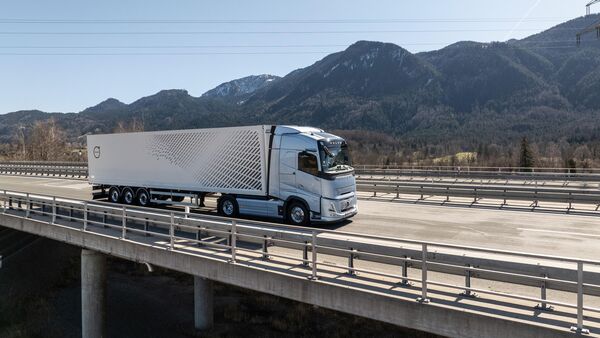Der Volvo FH Aero wird durch neue aerodynamische Verbesserungen um bis zu 7 Prozent effizienter.
