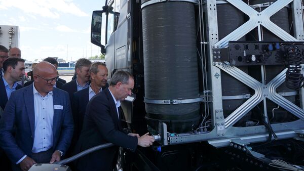 Der Wasserstofflieferant und -hersteller Tyczka Hydrogen hat im Güterverkehrszentrum (GVZ) Region Augsburg eine Tankstelle für grünen Wasserstoff in Betrieb genommen. Bayerns Wirtschafts- und Energieminister Hubert Aiwanger weihte die Tankstelle ein.