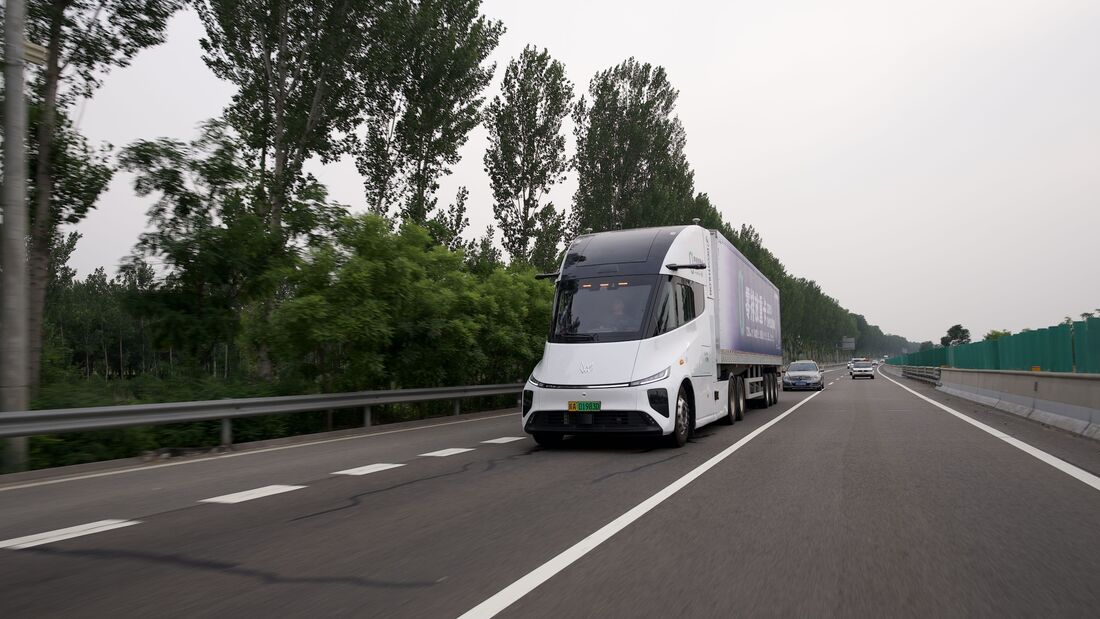 Der Windrose Truck unterwegs auf der Autobahn.