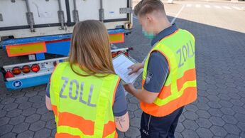 Der Zoll kontrolliert Lkw