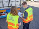 Der Zoll kontrolliert Lkw