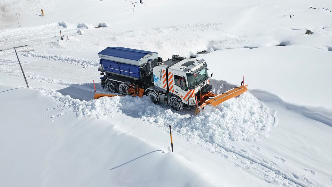 Designwerk Technologies testet einen vollelektrischen Schneepflug in den Schweizer Alpen unter Extrembedingungen.