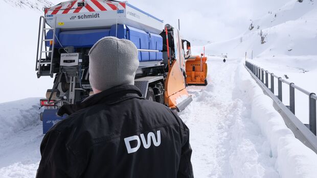 Designwerk Technologies testet einen vollelektrischen Schneepflug in den Schweizer Alpen unter Extrembedingungen.