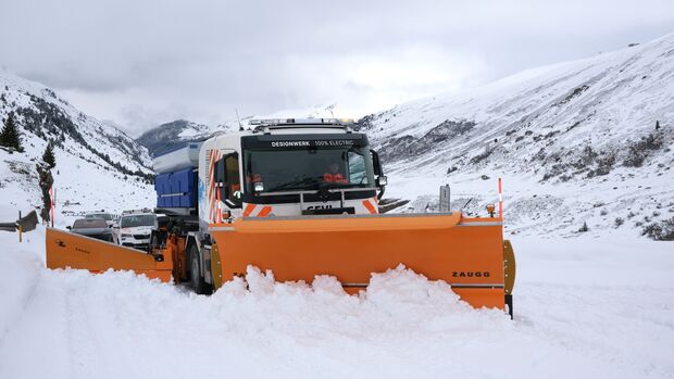 Designwerk Technologies testet einen vollelektrischen Schneepflug in den Schweizer Alpen unter Extrembedingungen.