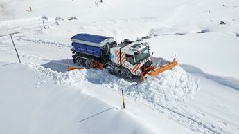 Designwerk Technologies testet einen vollelektrischen Schneepflug in den Schweizer Alpen unter Extrembedingungen.