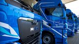 Detailaufnahme des MAN eTGX mit Branding von JS Logistics – moderne E-Mobilität „made by MAN“.