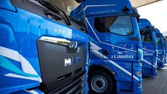 Detailaufnahme des MAN eTGX mit Branding von JS Logistics – moderne E-Mobilität „made by MAN“.