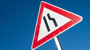 Deutsches Verkehrszeichen fahrbahnverengung