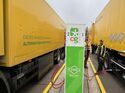 Die DHL Group baut eine Tankstellen-Infrastruktur für Bio-CNG an ausgewählten DHL-Paketzentren auf.