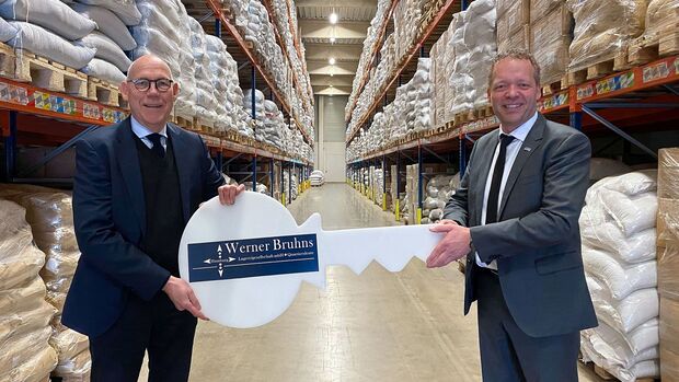 Die Greiwing logistics for you GmbH hat zum 1. Januar dieses Jahres die Werner Bruhns Lagereigesellschaft mbH übernommen. Mit einer symbolischen Schlüsselübergabe besiegelten Michael
Bruhns (links) und Jürgen Greiwing (rechts) nun die Übernahme. Foto: Greiwing