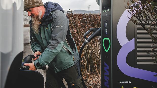 Die Kostner Group hat ihren Ladepark an der Brennerachse erweitert. Dort ist künftig das sogenannte Mega-Watt-Charging für E-Lkw möglich.