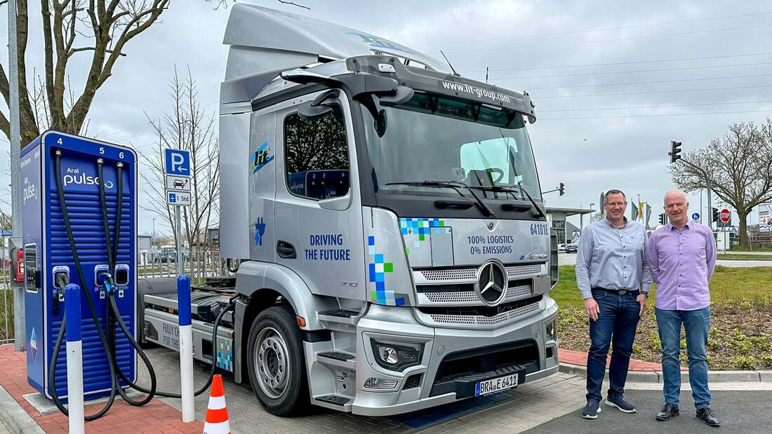 Die L.I.T. Gruppe setzt im täglichen Shuttleverkehr zwischen Brake und Bremen eine vollelektrischen Lowliner-Sattelzugmaschine ein