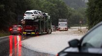Die Landstraße L115 vor Ahrhütte mit dem Fluss Ahr im Ahrtal in Rheinland-Pfalz wurde durch starke Regenfälle sintfluta