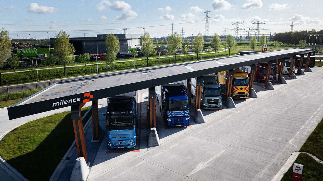 Die Partnerfahrzeuge von Daimler Truck, Traton Group und der Volvo Group an der Ladestation in Zwolle, Niederlande