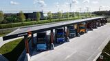 Die Partnerfahrzeuge von Daimler Truck, Traton Group und der Volvo Group an der Ladestation in Zwolle, Niederlande