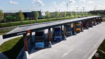 Die Partnerfahrzeuge von Daimler Truck, Traton Group und der Volvo Group an der Ladestation in Zwolle, Niederlande