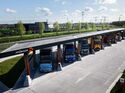 Die Partnerfahrzeuge von Daimler Truck, Traton Group und der Volvo Group an der Ladestation in Zwolle, Niederlande