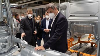 Die Produktion der MAN-Werke in München und Krakau läuft wieder an. Ministerpräsident Markus Söder (CSU) begleitet.
