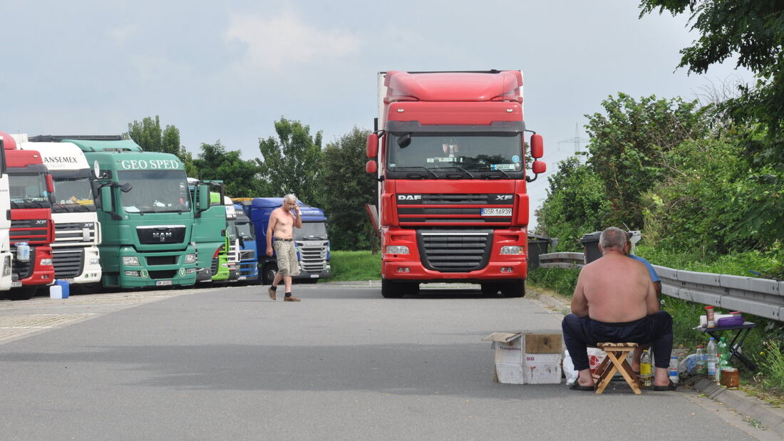 Die Raststätte Aachener Land an der A 4. Jedes Wochenende ist der Lkw-Parkplatz total überlastet. 