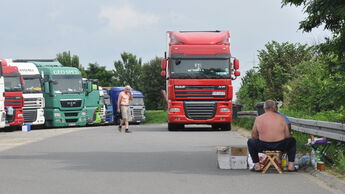 Die Raststätte Aachener Land an der A 4. Jedes Wochenende ist der Lkw-Parkplatz total überlastet. 