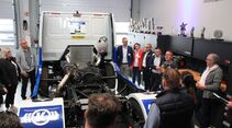 Die Teilnehmer erhielten in der Werkstatt von Hahn Racing Einblicke in Aufbau, Technik und Entwicklung des Race-Trucks von Jochen Hahn.