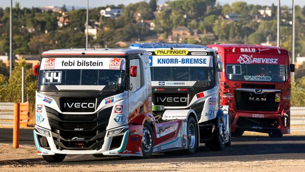 Die Truckracing Europameisterschaft 2025 ist zu Ende. Während Norbert Kiss als Meister und Jochen Hahn als Zweitplatzierter bereits vor dem Finale feststanden, blieb der Kampf um den Bronzeplatz bis zum allerletzten Kräftemessen offen. 