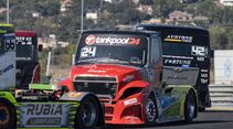 Die Truckracing Europameisterschaft 2025 ist zu Ende. Während Norbert Kiss als Meister und Jochen Hahn als Zweitplatzierter bereits vor dem Finale feststanden, blieb der Kampf um den Bronzeplatz bis zum allerletzten Kräftemessen offen. 