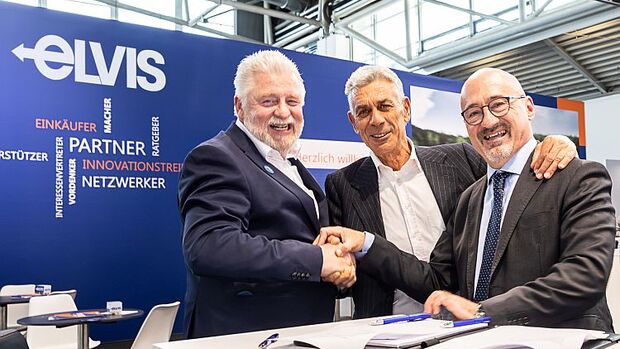 Die Verantwortlichen von Elvis und ABC Business Network besiegeln ihre Zusammenarbeit.