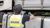 Die belgische Polizei kontrolliert Lkw-Fahrer auf die Einhaltung der Sozialvorschriften