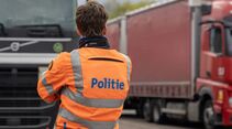 Die belgische Polizei kontrolliert Lkw-Fahrer auf die Einhaltung der Sozialvorschriften
