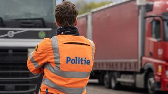 Die belgische Polizei kontrolliert Lkw-Fahrer auf die Einhaltung der Sozialvorschriften