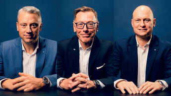 Die drei Vorstände der Mosolf Group vor blauem Hintergrund: Patrick Oestreich (CEO), Wolfgang Göbel (COO) und Dr. Kersten Ruoss (CFO), von links nach rechts.
